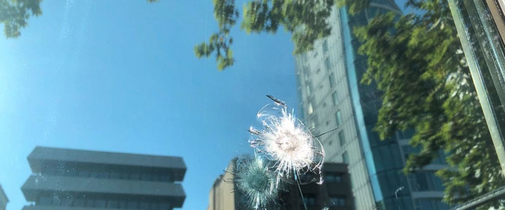 أثار الطلقات النارية على نافذة السفارة الأمريكية