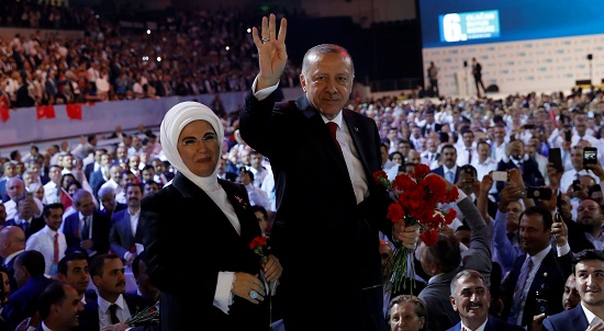 أردوغان وزوجته فى وجود حشد من أنصاره