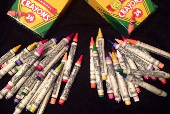 تقديمها للأطفال مع أقلام ملونة