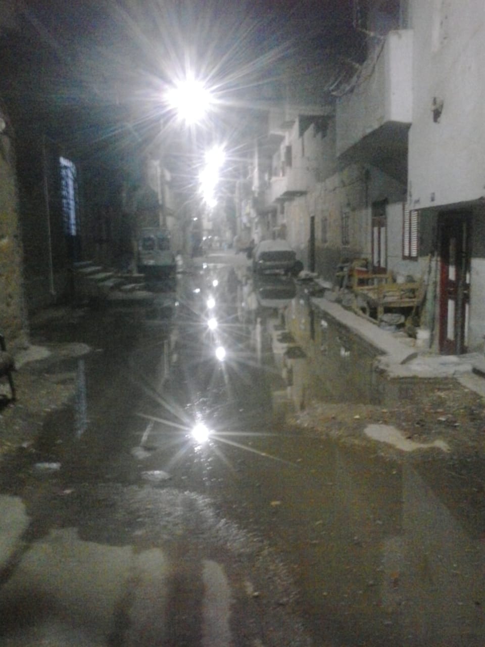 مياه الصرف الصحى تغرق شارع المعهد الدينى بقنا