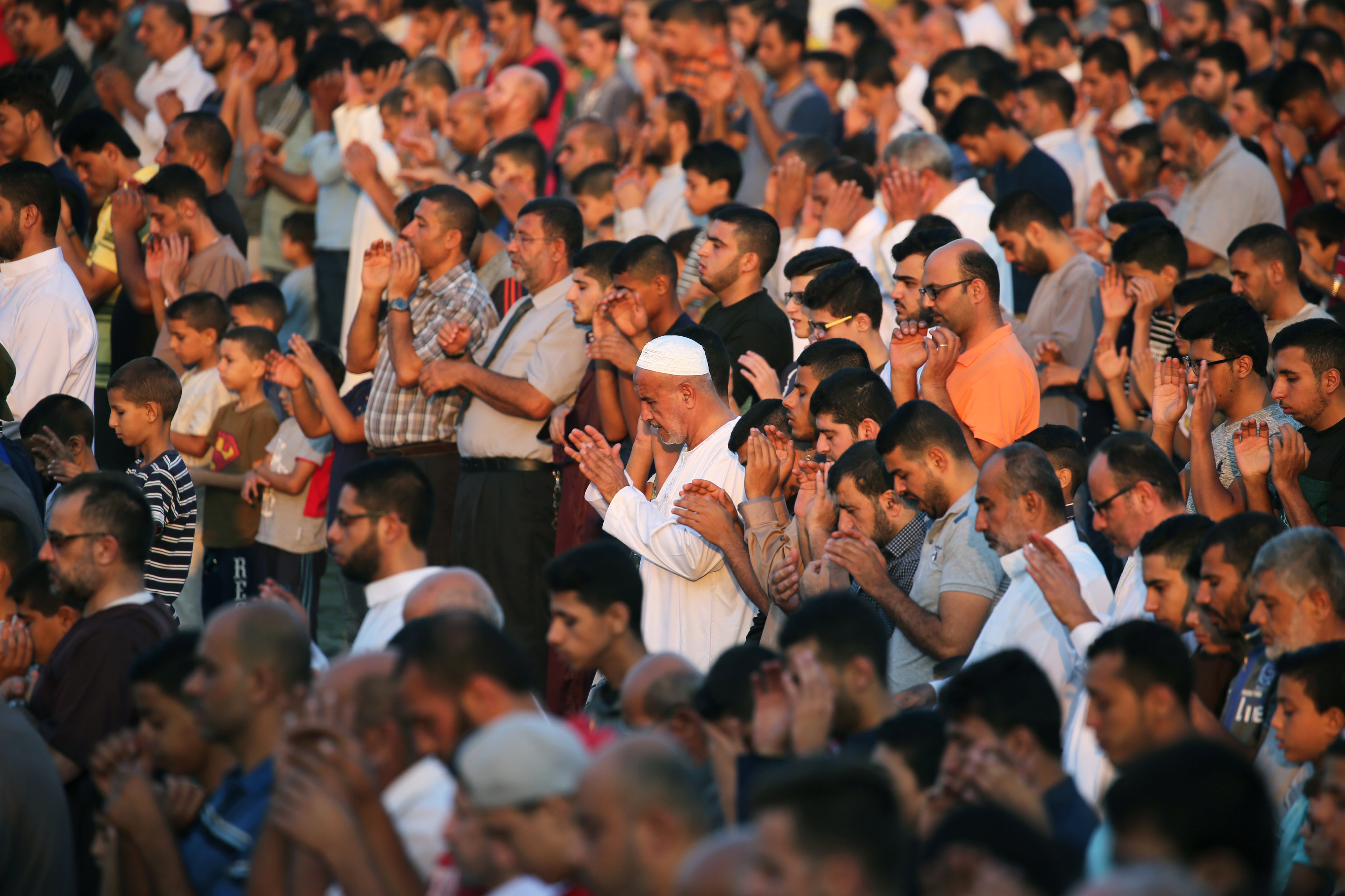 ألاف الفلسطينيين يؤدون صلاة العيد