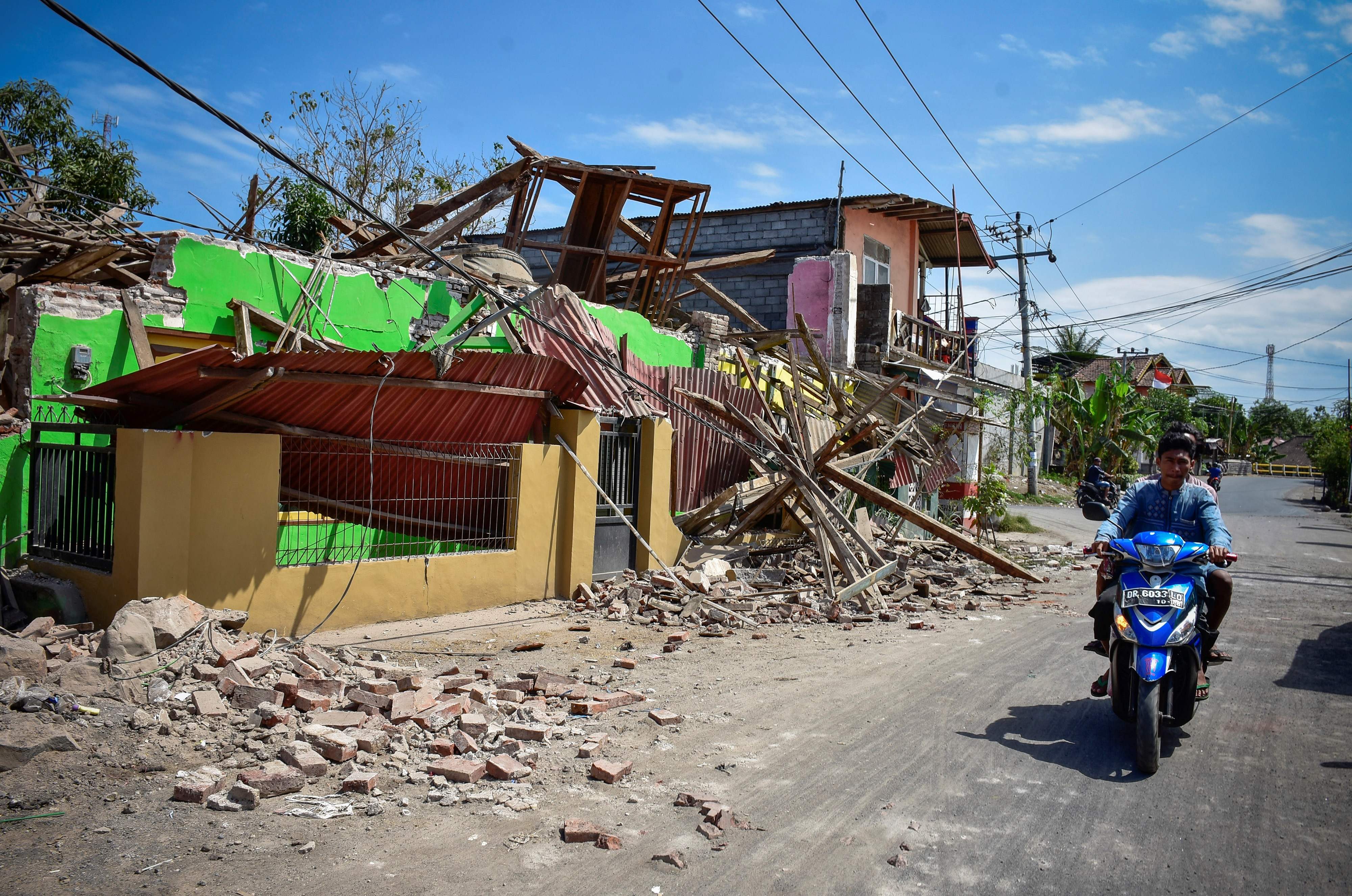 زلزال إندونسيا يدمر المنازل