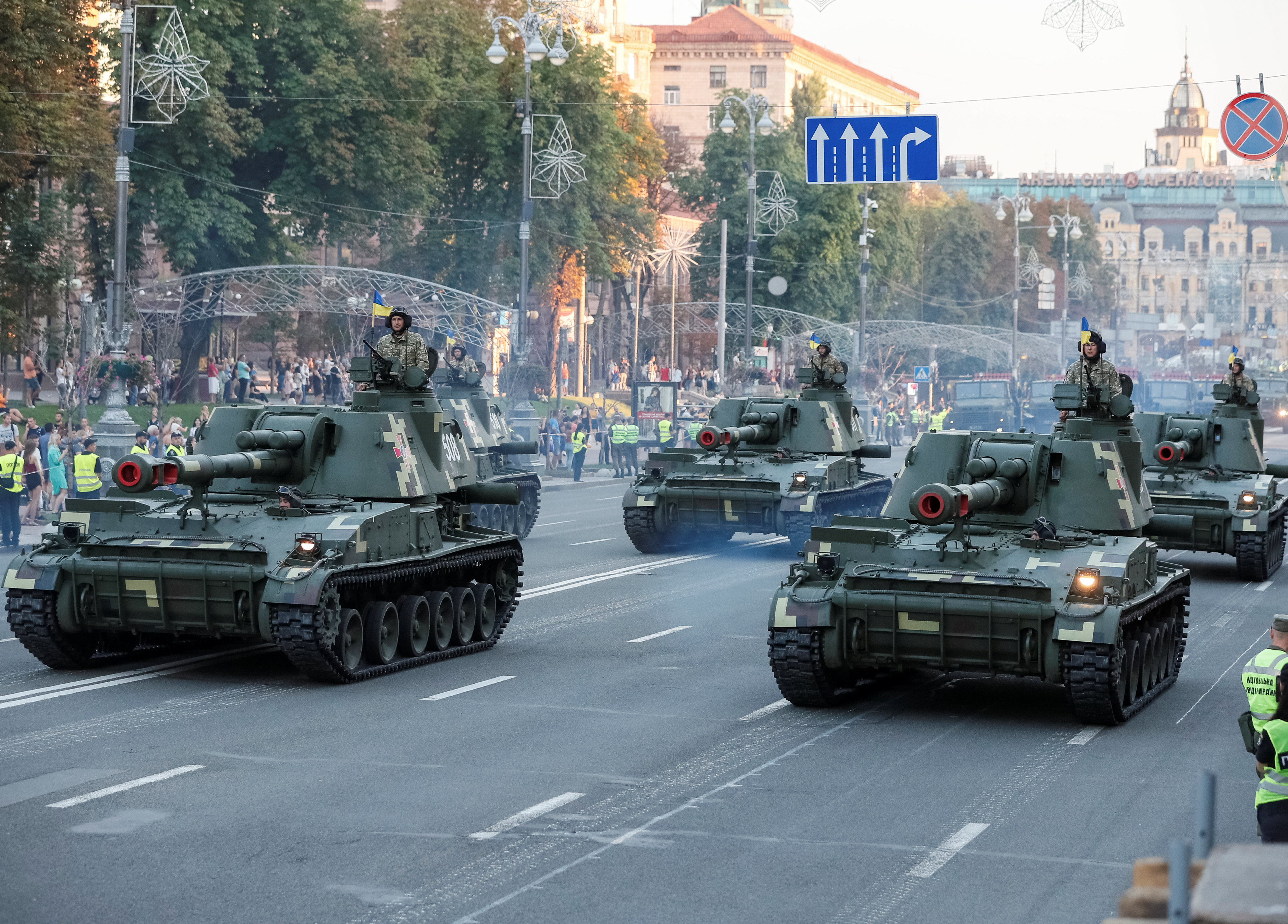 أوكرانيا تستعرض قوتها العسكرية