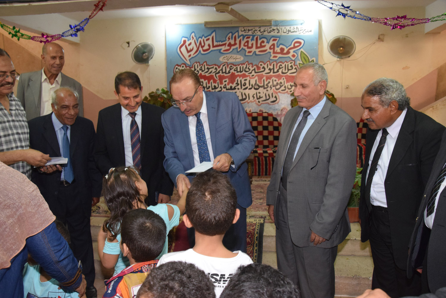 محافظ بنى سويف يعيد على الأيتام و المسنين  (11)