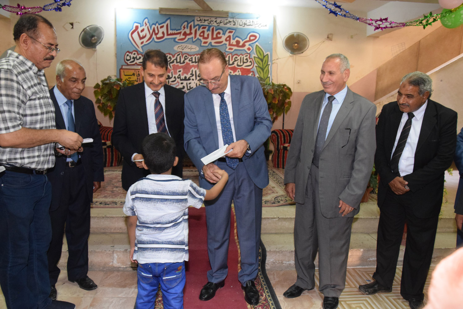 محافظ بنى سويف يعيد على الأيتام و المسنين  (9)