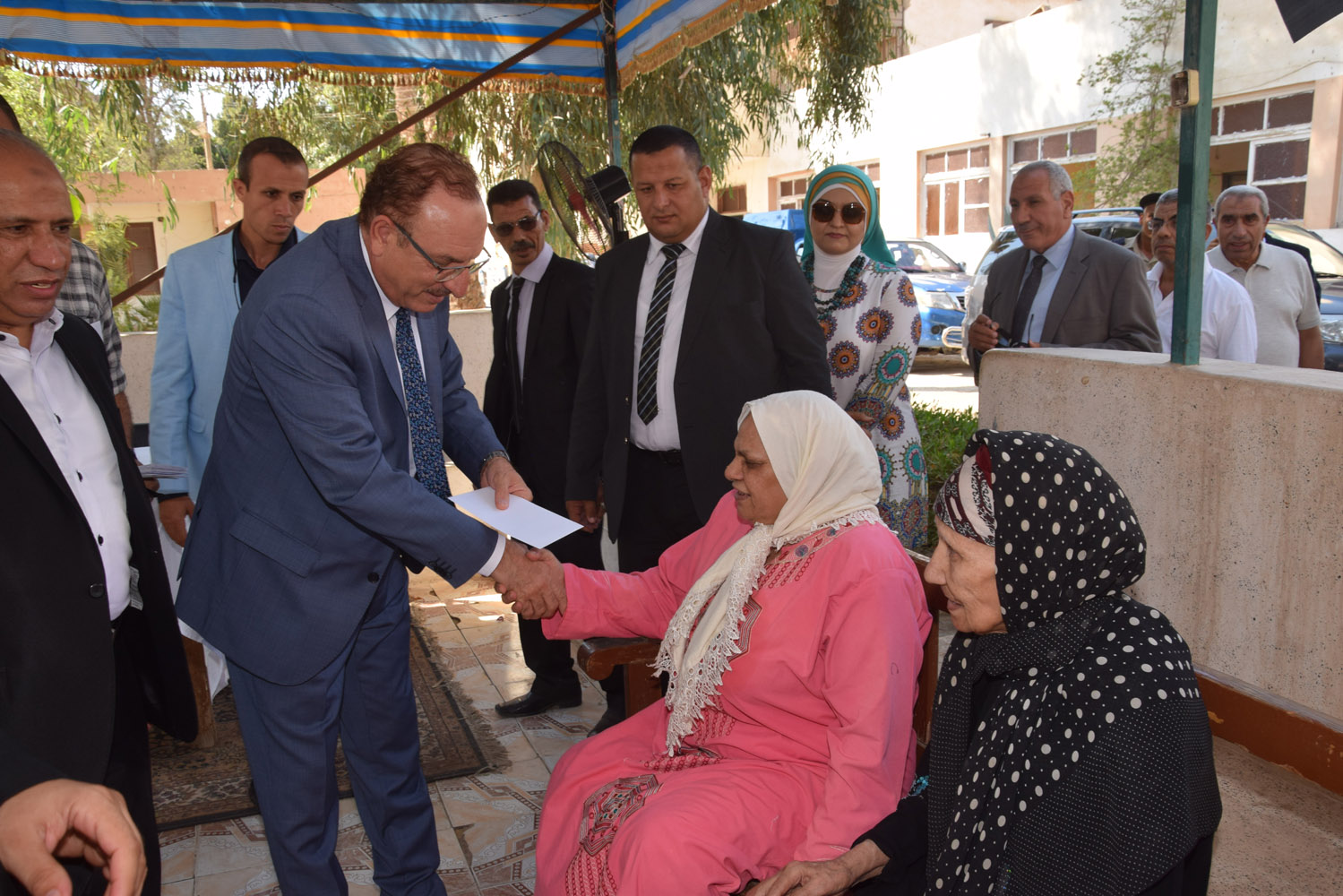 محافظ بنى سويف يعيد على الأيتام و المسنين  (1)