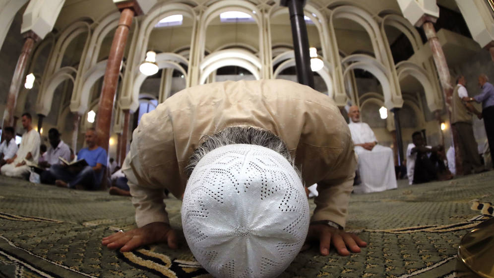 مسلمون يصلون فى مسجد فى المركز الاسلامى فى مديد ، الاكبر فى اسبانيا