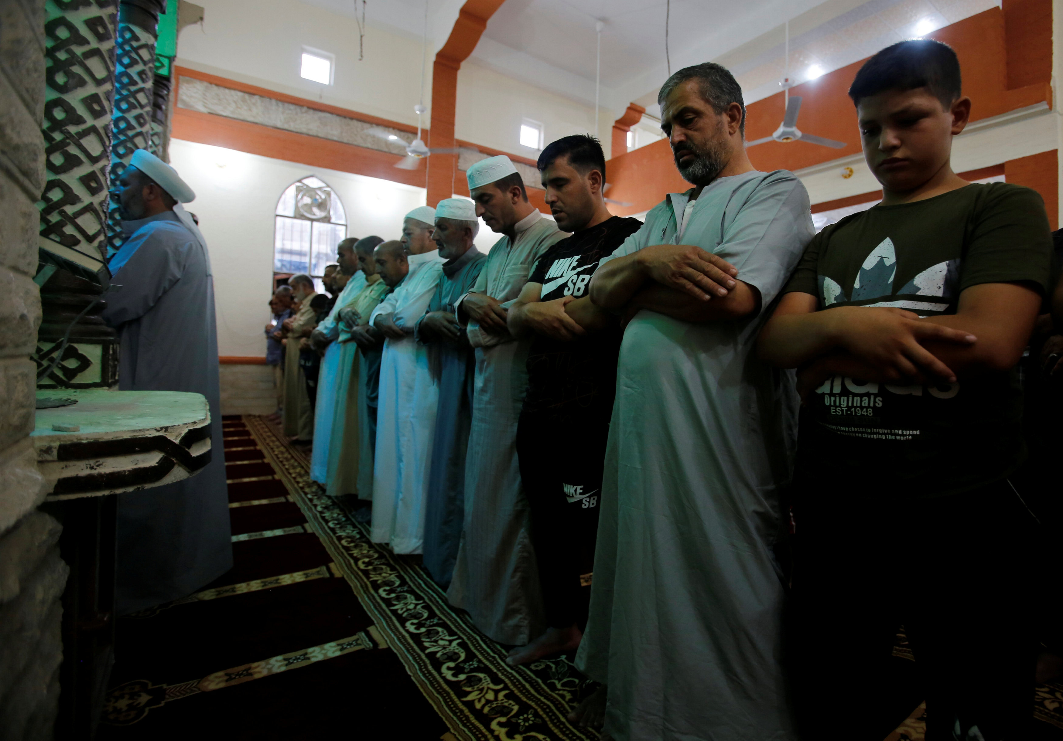 مسلمو العراق يصلون العيد داخل أحد المساجد