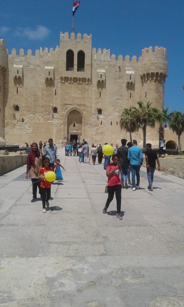 المصريون يقبلون على قلعة قيتباى (1)