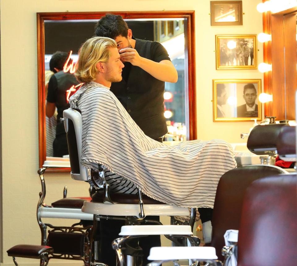 لوريس كاريوس يحلق شعره