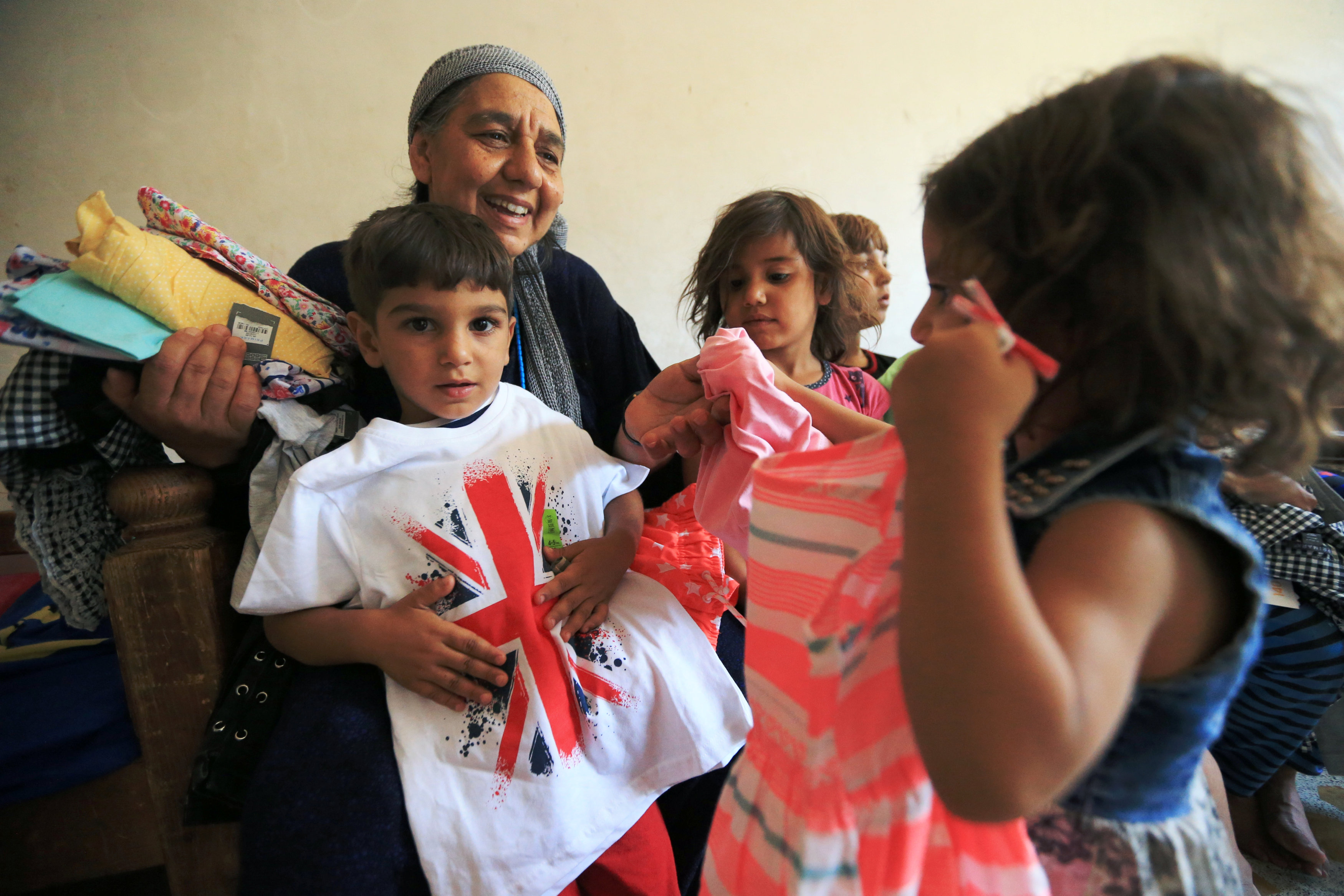 الجدة تقدم ملابس العيد للأطفال