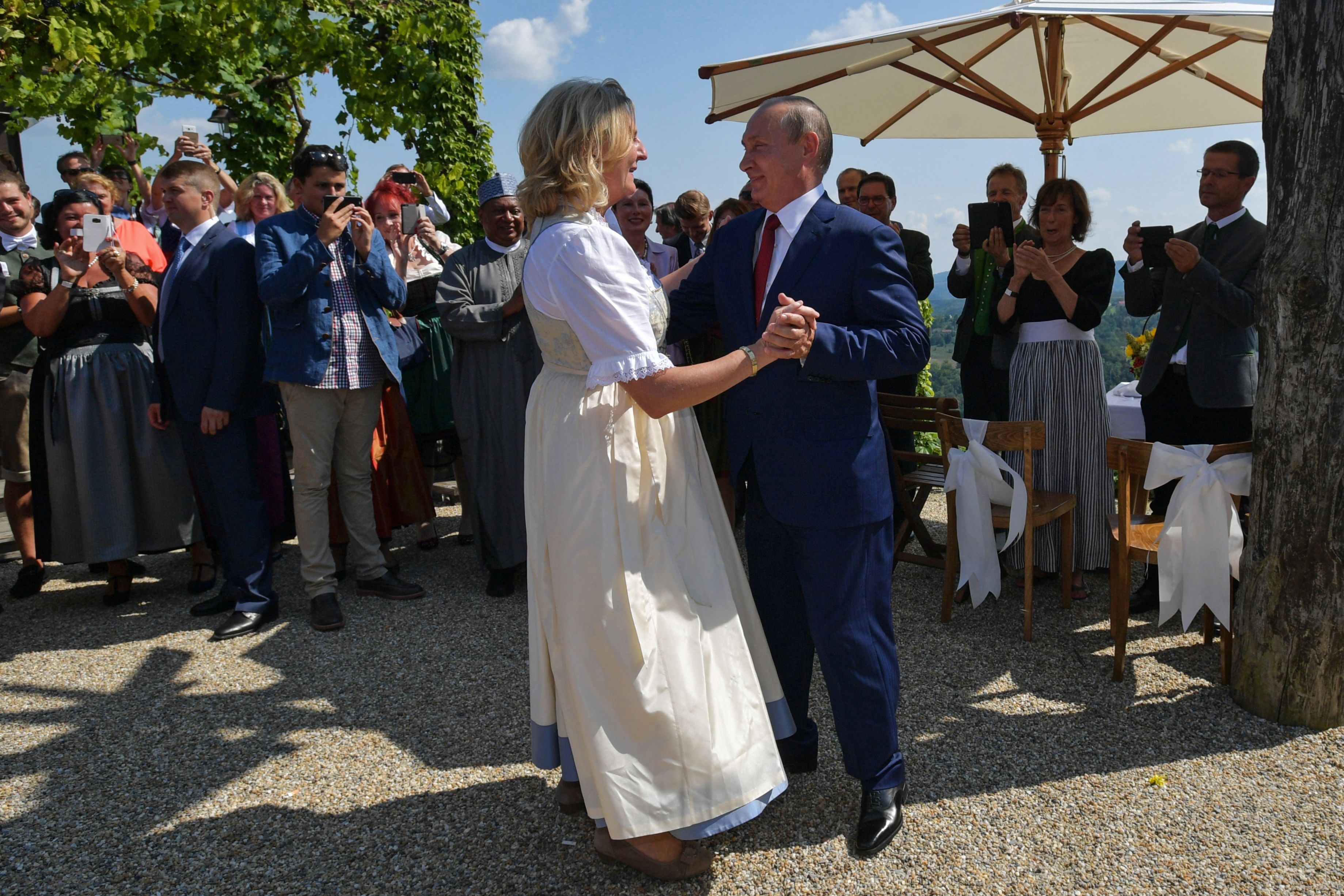 وزيرة خارجية النمسا ترقص مع بوتين