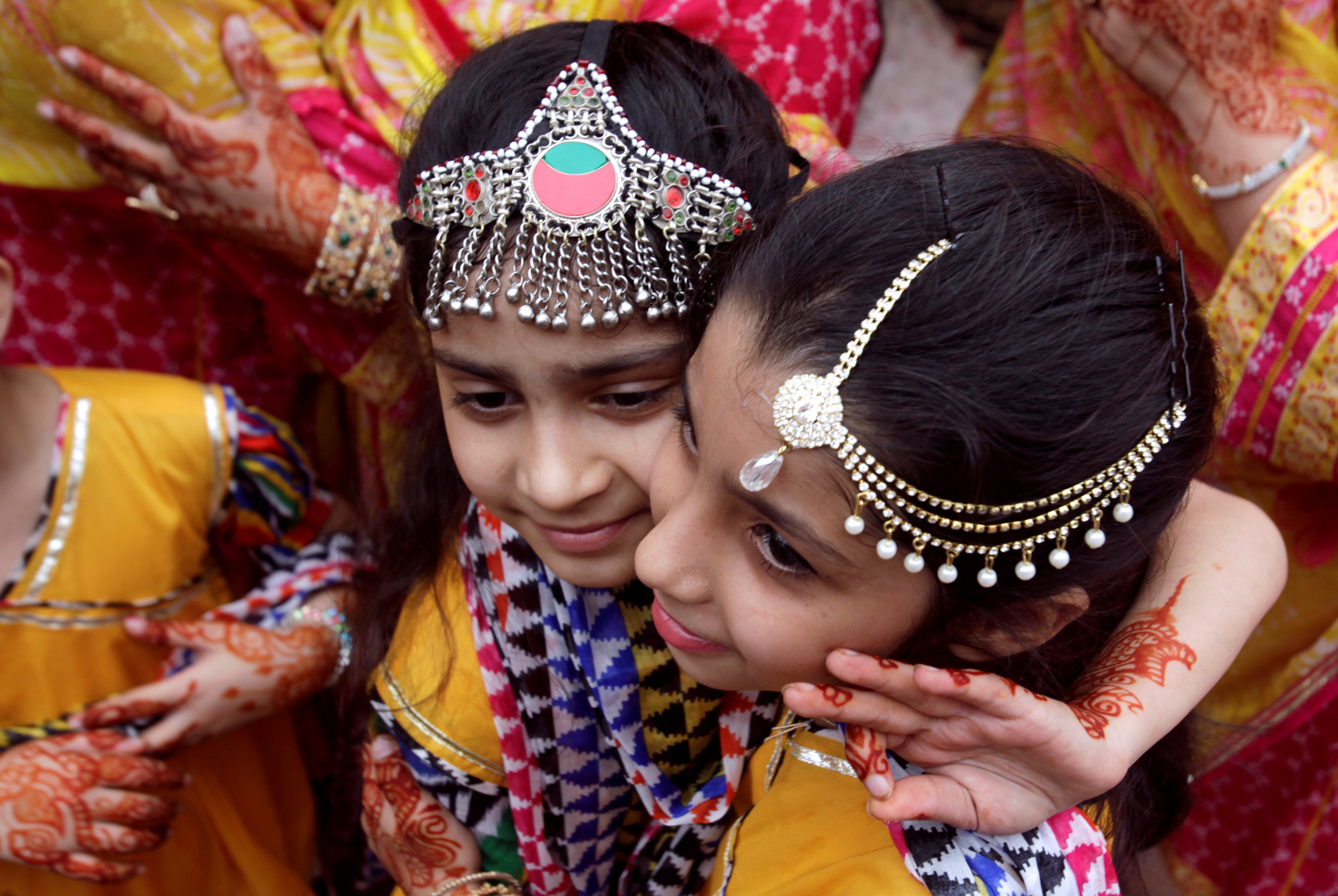 أطفال يحتضنون المجوهرات التقليدية خلال احتفال عيد الأضحى 