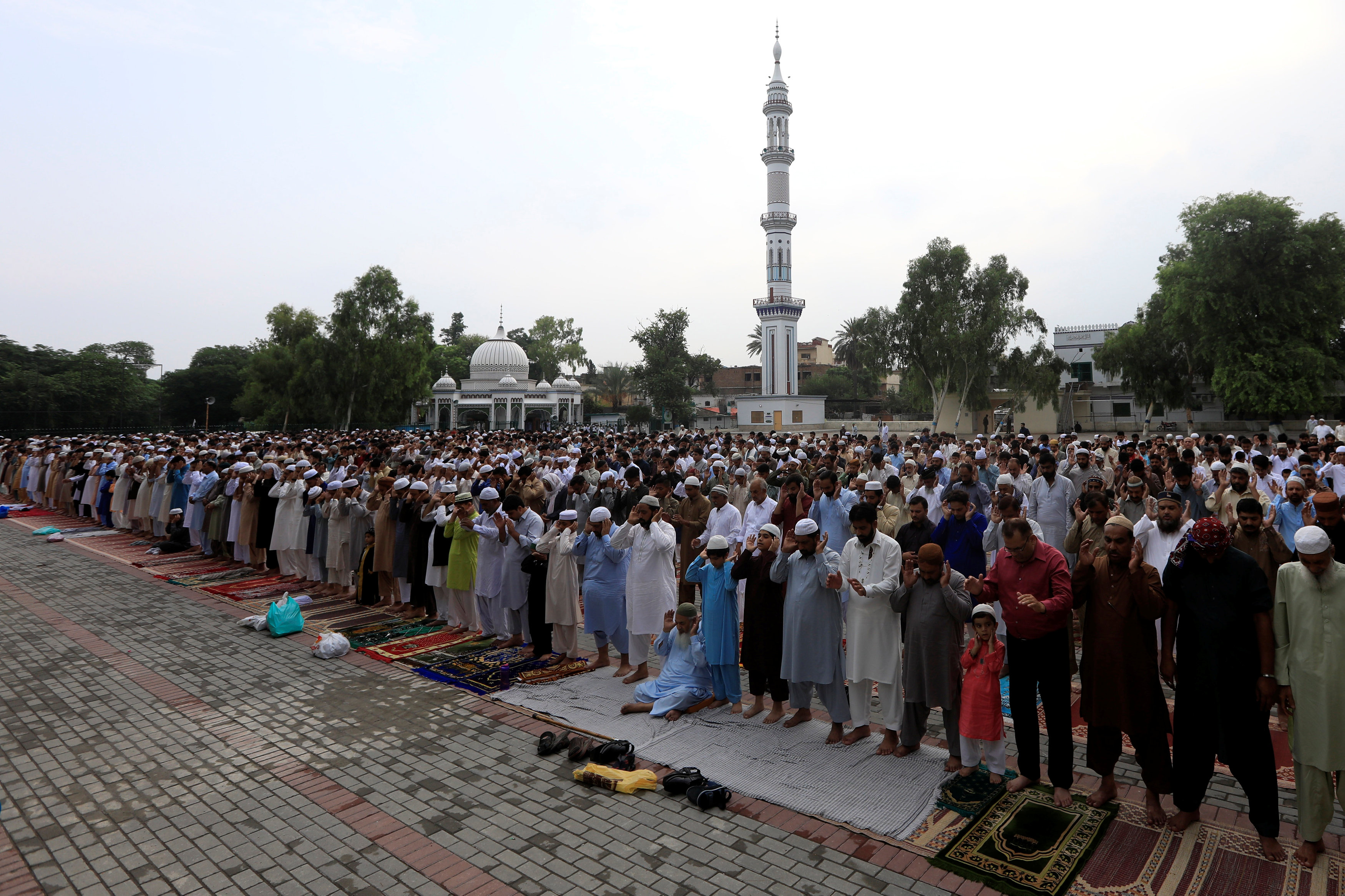 السكان يحضرون صلاة عيد الأضحى في مسجد في روالبندى