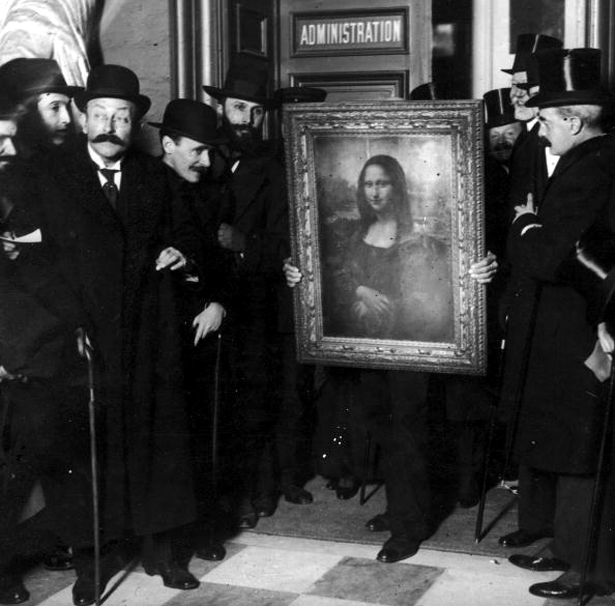لوحة موناليزا بعد عودتها من إيطاليا بعد حادث سرقتها