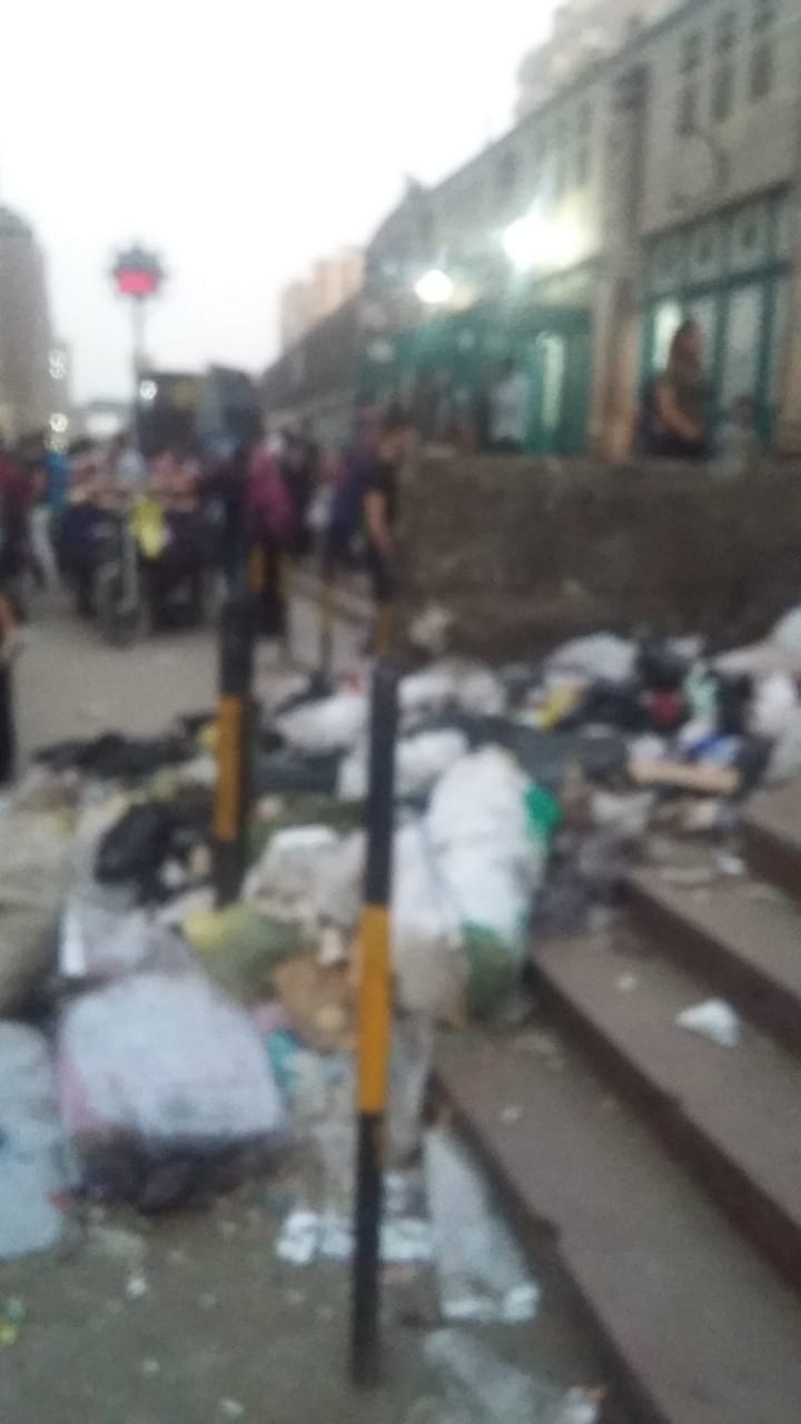 القمامة بمدخل محطة عزبة النخل