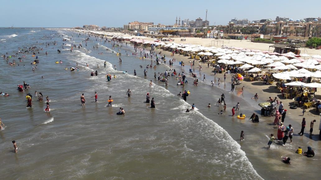 شاطئ بورسعيد يمتلي بالمصطافين (1)