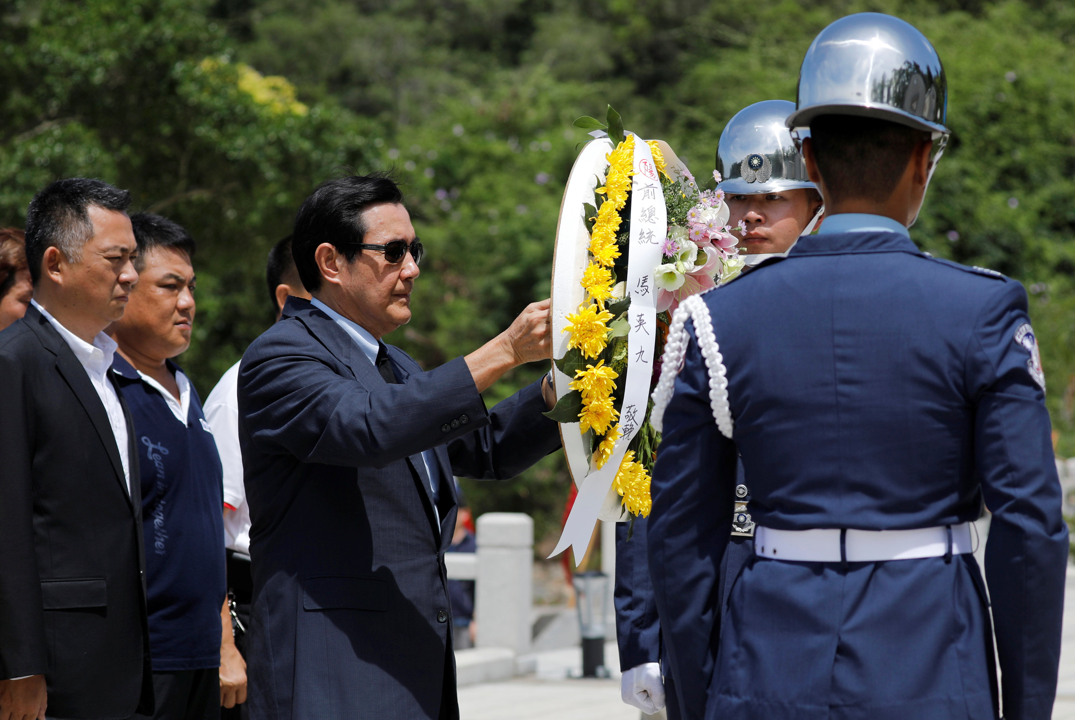  الرئيس التايوانى السابق يحمل إكليلا من الزهور بمناسبة الذكرى الستين لأزمة مضيق تايوان 