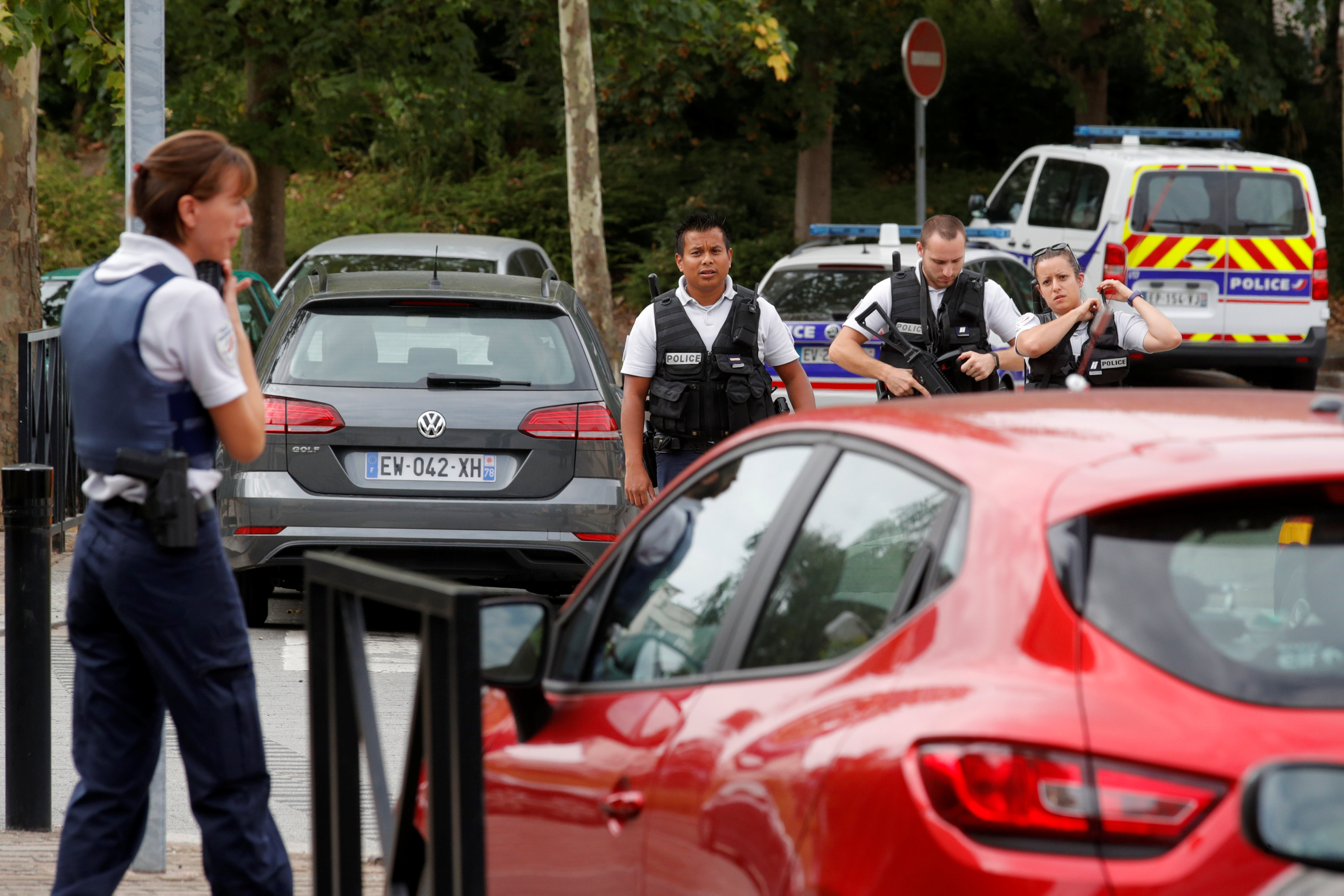   الشرطة الفرنسية تقوم باعمال التامين فى موقع الحادث 