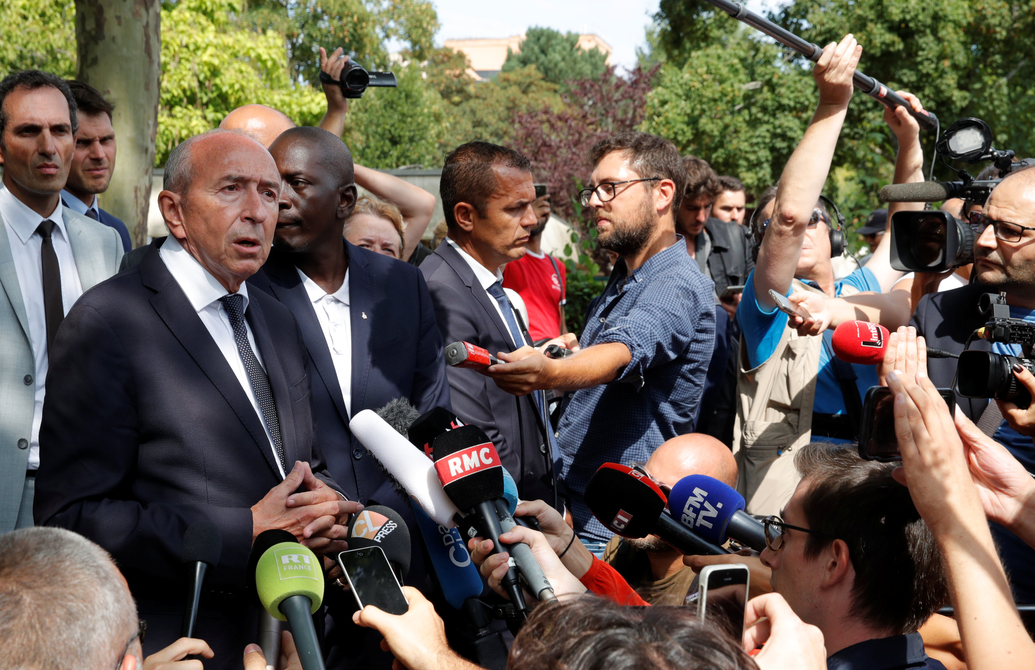  وزير الداخلية الفرنسي جيرارد كولومب يتحدث إلى الصحفيين  بالقرب من مكان الحادث 