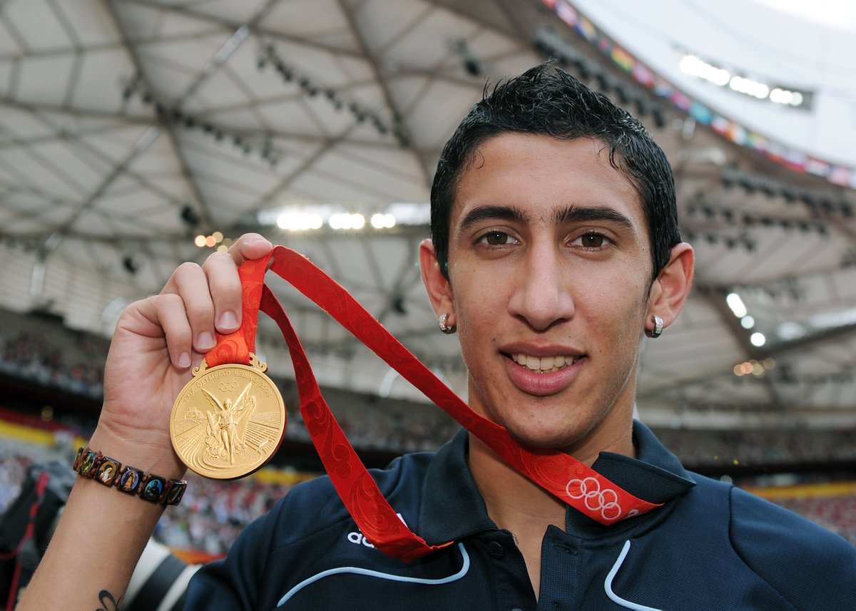 أنخيل دى ماريا يرتدى الميدالية الذهبية