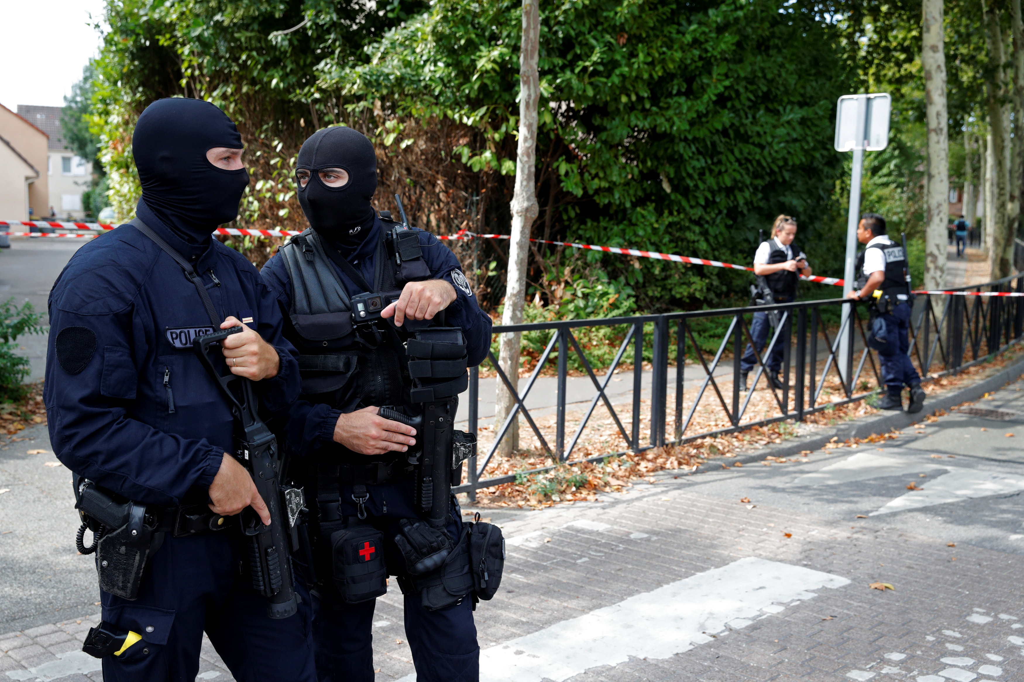  انتشار الشرطة الفرنسية فى موقع الحادث  