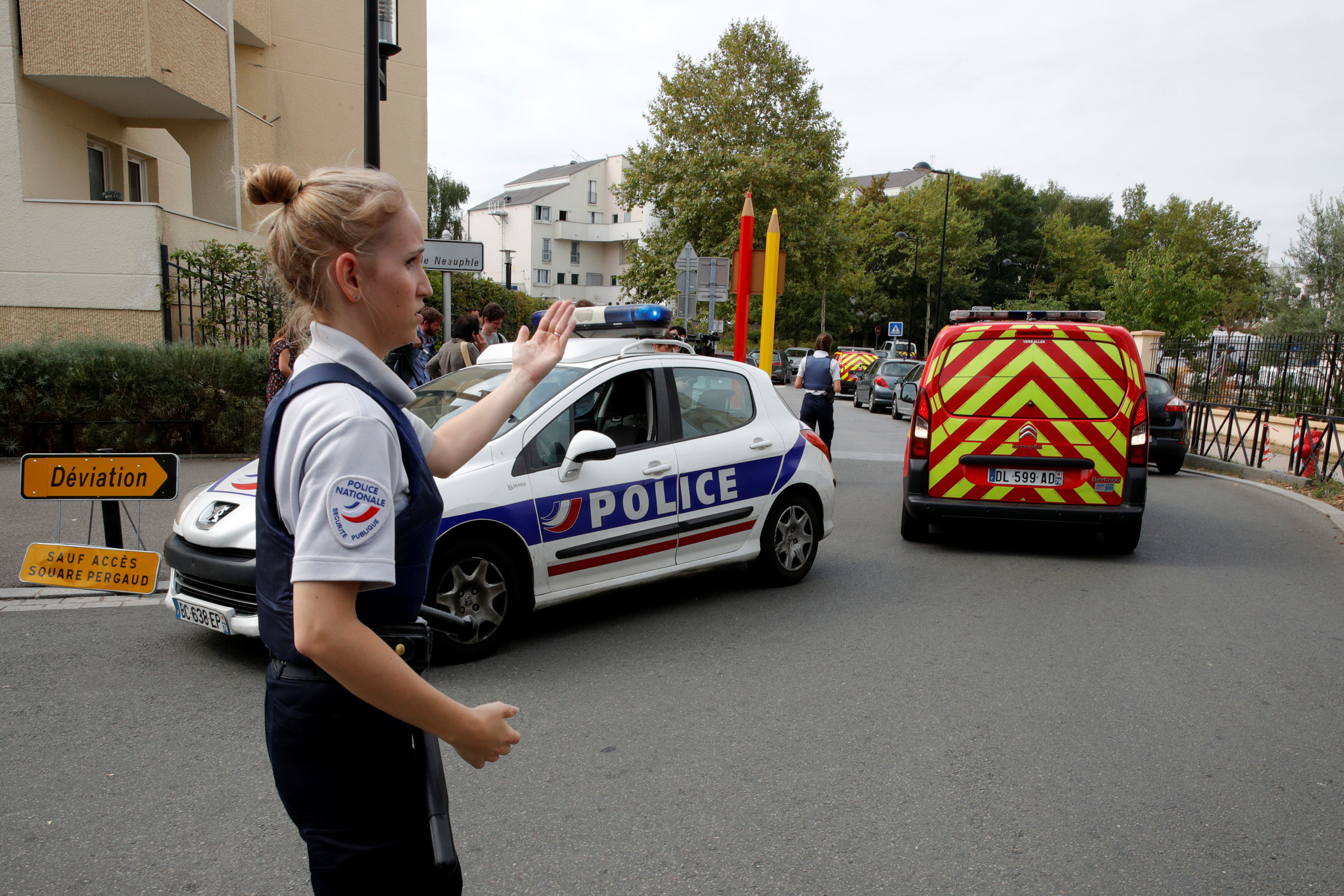 الشرطة الفرنسية تؤمن الشارع بعد قتل رجل شخصين في هجوم بسكين