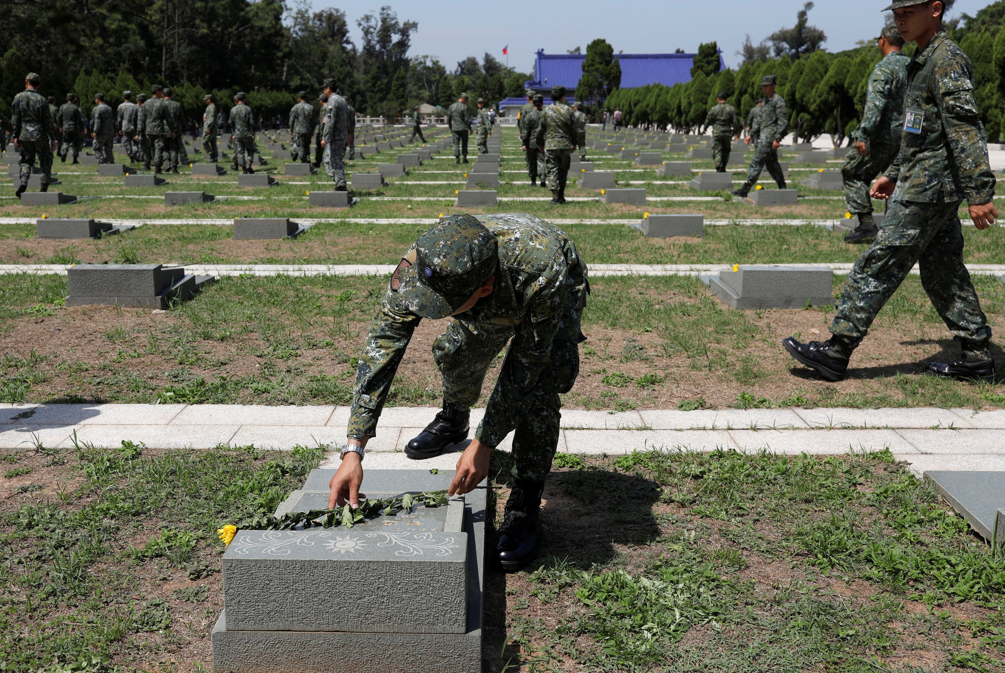  جندي يضع زهرة على قبر جندي خلال مراسم إحياء ذكرى مرور 60 عام على أزمة مضيق تايوان 