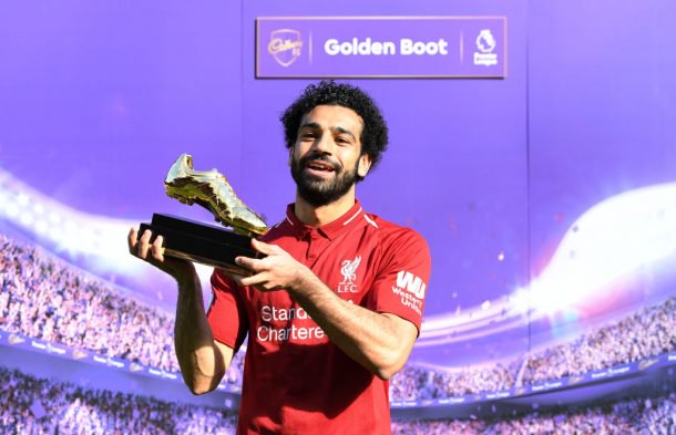 محمد صلاح مع الحذاء الذهبي