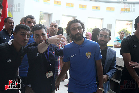 صور حسين الشحات يقود لاعبى العين والوحدة لزيارة مستشفى 57357 (35)