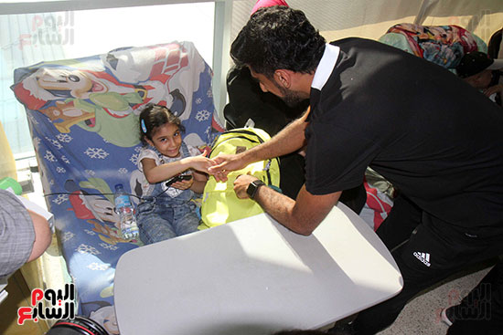 صور حسين الشحات يقود لاعبى العين والوحدة لزيارة مستشفى 57357 (11)