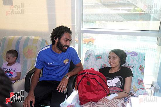 صور حسين الشحات يقود لاعبى العين والوحدة لزيارة مستشفى 57357 (15)