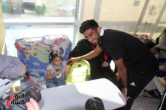 صور حسين الشحات يقود لاعبى العين والوحدة لزيارة مستشفى 57357 (10)