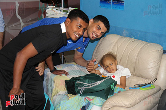 صور حسين الشحات يقود لاعبى العين والوحدة لزيارة مستشفى 57357 (12)