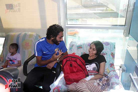 صور حسين الشحات يقود لاعبى العين والوحدة لزيارة مستشفى 57357 (16)