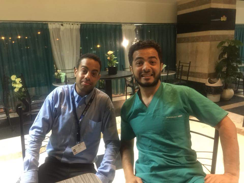 أطباء المستشفى يلتقطون صورا مع محمد بعد إعادته الأموال للمريض
