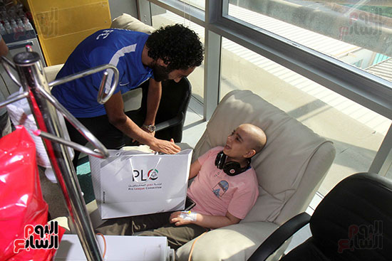 صور حسين الشحات يقود لاعبى العين والوحدة لزيارة مستشفى 57357 (19)