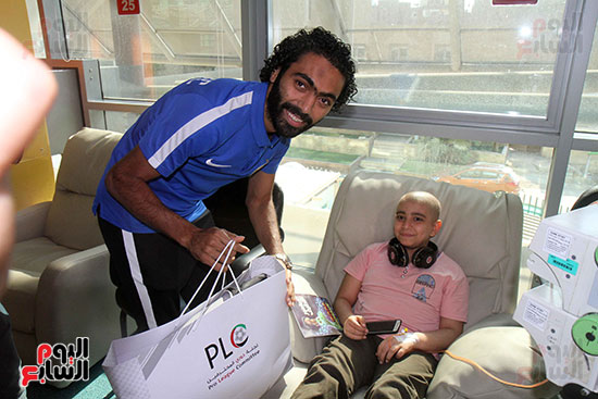 صور حسين الشحات يقود لاعبى العين والوحدة لزيارة مستشفى 57357 (20)