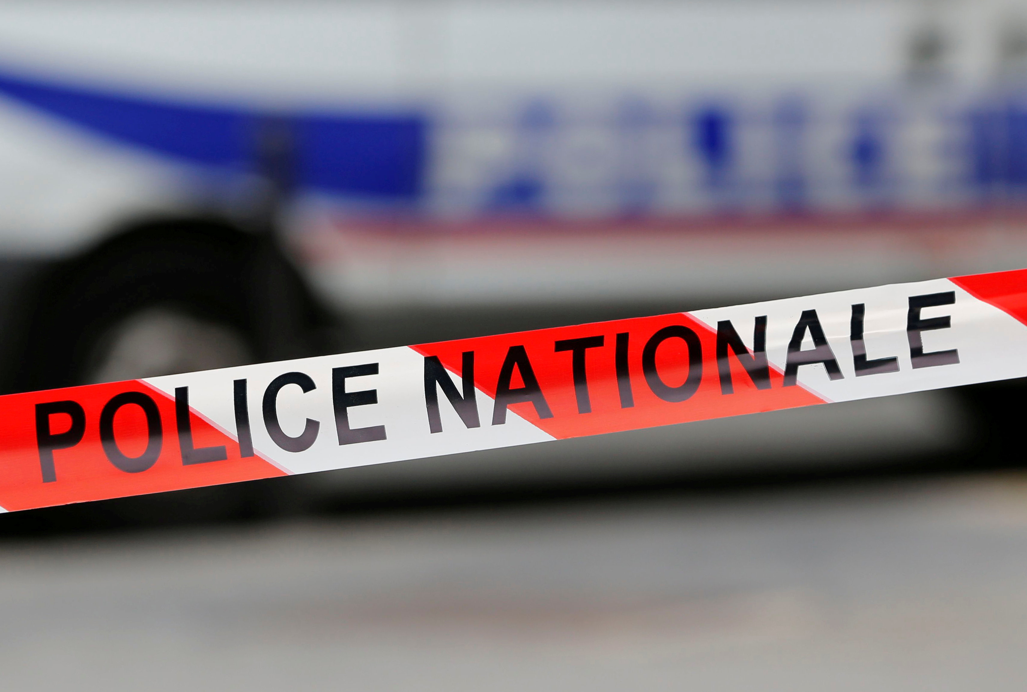 الشريط الأحمر والأبيض الذي تستخدمه الشرطة الوطنية الفرنسية يؤمن منطقة الحادث