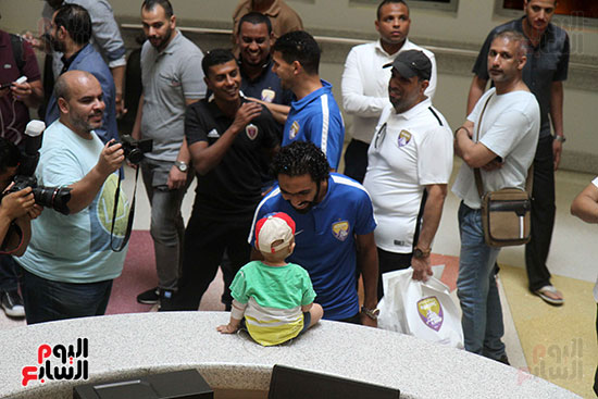 صور حسين الشحات يقود لاعبى العين والوحدة لزيارة مستشفى 57357 (28)