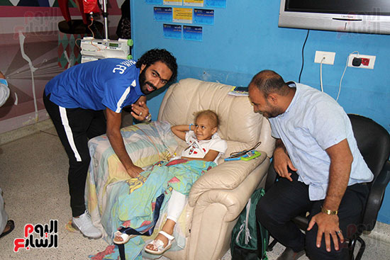 صور حسين الشحات يقود لاعبى العين والوحدة لزيارة مستشفى 57357 (8)
