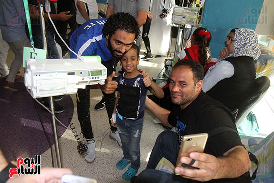 صور حسين الشحات يقود لاعبى العين والوحدة لزيارة مستشفى 57357 (9)