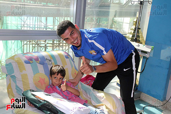صور حسين الشحات يقود لاعبى العين والوحدة لزيارة مستشفى 57357 (14)