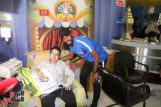 صور حسين الشحات يقود لاعبى العين والوحدة لزيارة مستشفى 57357 (17)