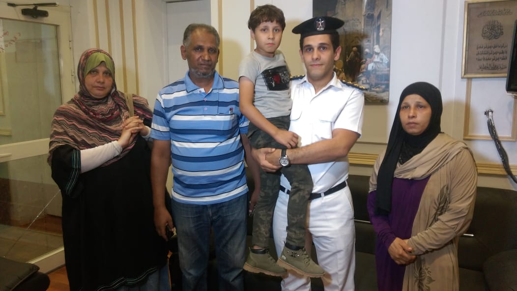 الطفل مع ضابط قصر النيل ووالدته والمدرسين