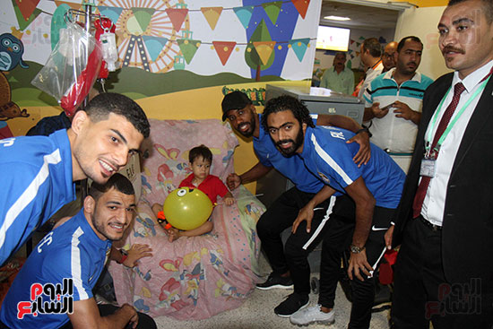 صور حسين الشحات يقود لاعبى العين والوحدة لزيارة مستشفى 57357 (23)