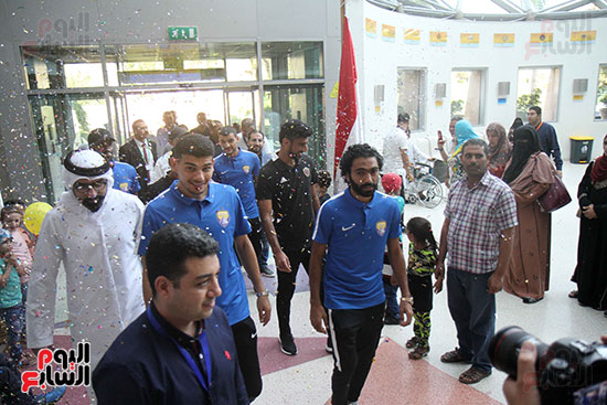 صور حسين الشحات يقود لاعبى العين والوحدة لزيارة مستشفى 57357 (36)