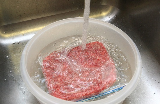 غمر اللحم بالماء لفك تجميد