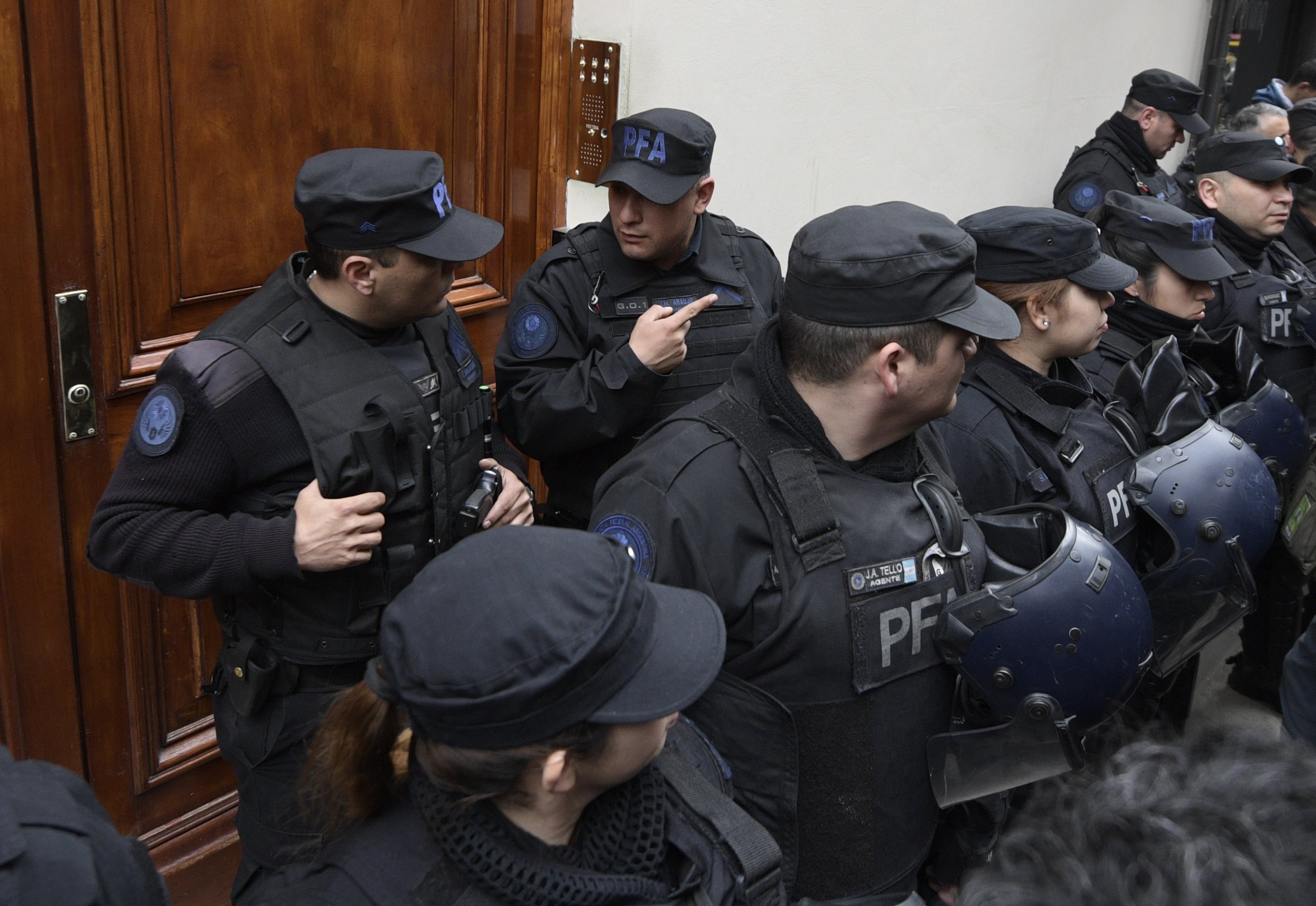 عناصر الشرطة الأرجنتينية