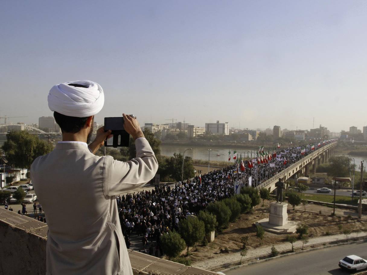 رجل دين إيرانى يصور مظاهرة أعلى أحد الجسور فى إيران